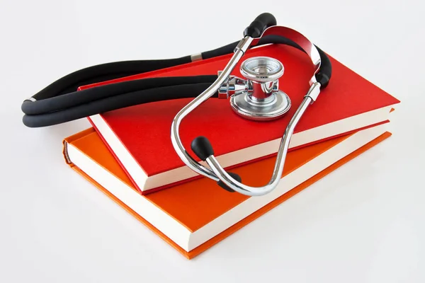 Estudio de la medicina con libros y estetoscopio — Foto de Stock