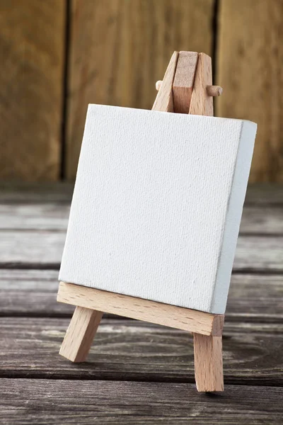 Ahşap arkaplanda kopyalama alanı ile Easel