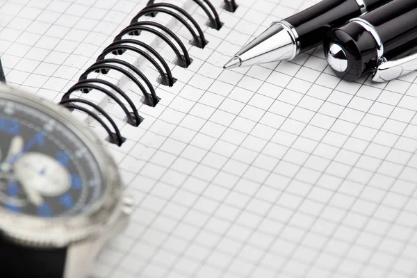 Notebook con penna a sfera e guardare da vicino lo sfondo — Foto Stock