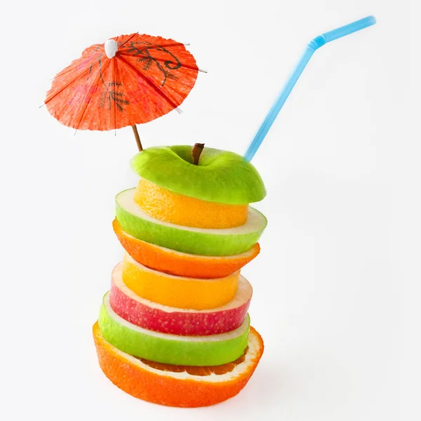 Fruchtsäule mit Stroh auf weißem Hintergrund — Stockfoto