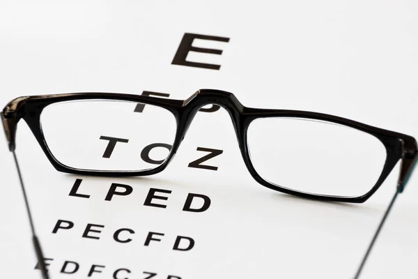 Οφθαλμική εξέταση με γυαλιά και γράμματα — Φωτογραφία Αρχείου