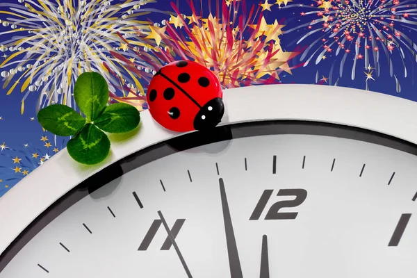 New Year's Eve concept with clock fireworks and lucky symbols — Stock Photo, Image