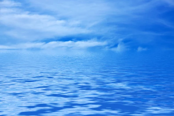 Vatten och himmel som bakgrund — Stockfoto