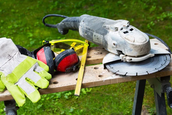 Angle grinder with workbench as background — Stock Photo, Image