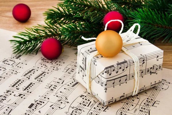 Candele per addobbi natalizi con accessori natalizi e regalo — Foto Stock