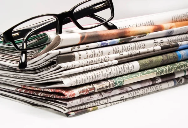 Zeitungen mit Brille in Nahaufnahme — Stockfoto