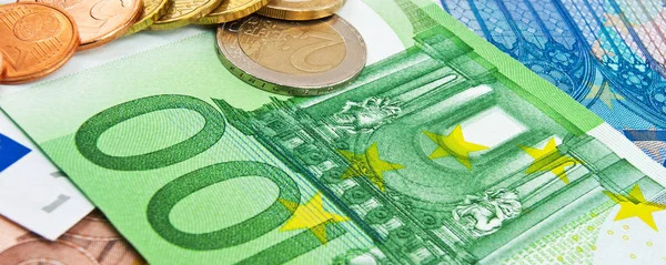 Efectivo y monedas en euros como fondo — Foto de Stock