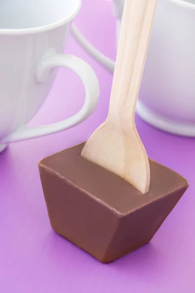 Hete chocolade op een lepel close up — Stockfoto