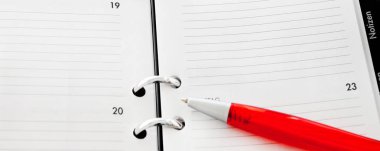 Arka plan olarak kırmızı tükenmez kalem yakın plan takvimi