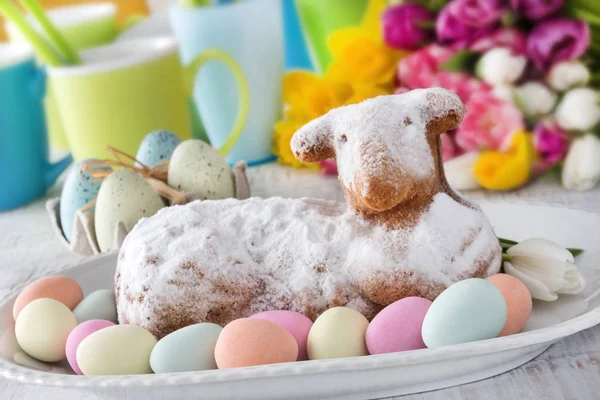 Paskalya dekorasyonu Paskalya pastası ve paskalya yumurtaları.