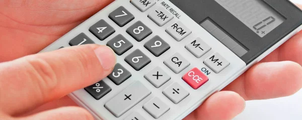 Calculadora de bolsillo con fondo de mano — Foto de Stock