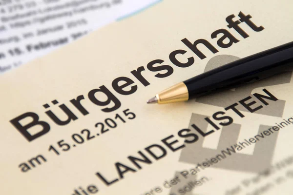 Deutscher Stimmzettel mit Kugelschreiber als Hintergrund — Stockfoto