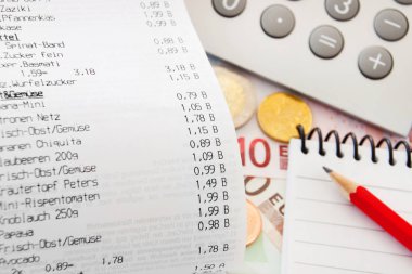 Avro nakit arka planında kırmızı kalemle faturaya kadar nakit.-