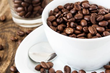 Ahşap arka planda kahve çekirdekleri