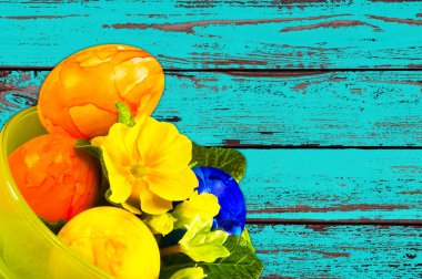 Ahşap arka planda çiçekli Paskalya yumurtaları