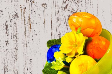 Ahşap arka planda çiçekli Paskalya yumurtaları