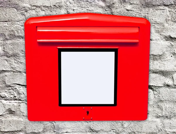 壁の背景に赤いメールボックス — ストック写真