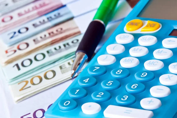 Avro nakit arkaplan clo üzerinde tükenmez kalemle cep hesap makinesi