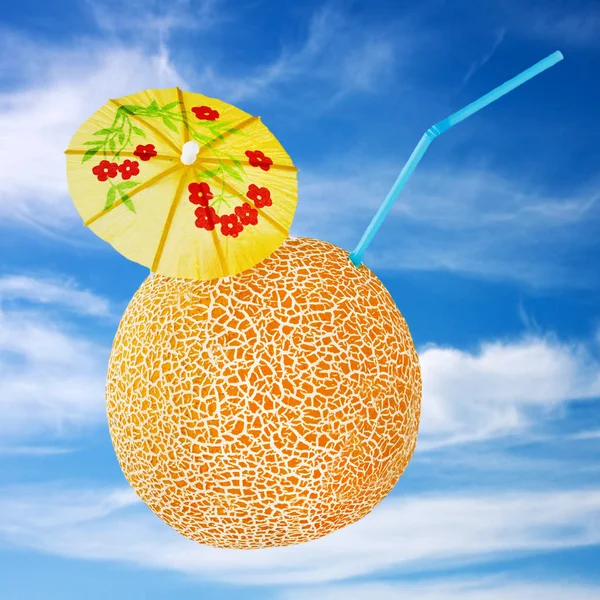 Melone con paglia e ombrello su sfondo cielo — Foto Stock