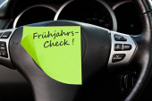 Német tavaszi időellenőrzés autó műszerfal háttér címkével