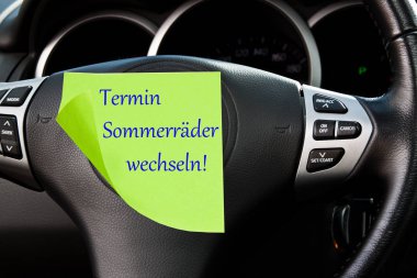 Alman yaz tekerleri araç gösterge tablosunu etiketle değiştirir