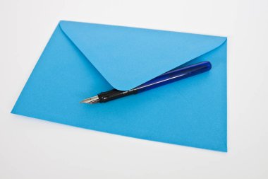 Beyaz üzerine kopyalama alanı olan mavi zarf