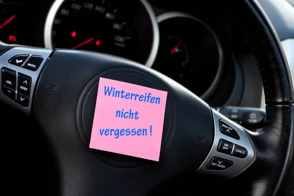 Pneus de inverno alemão lembrete carro painel de fundo com etiqueta — Fotografia de Stock