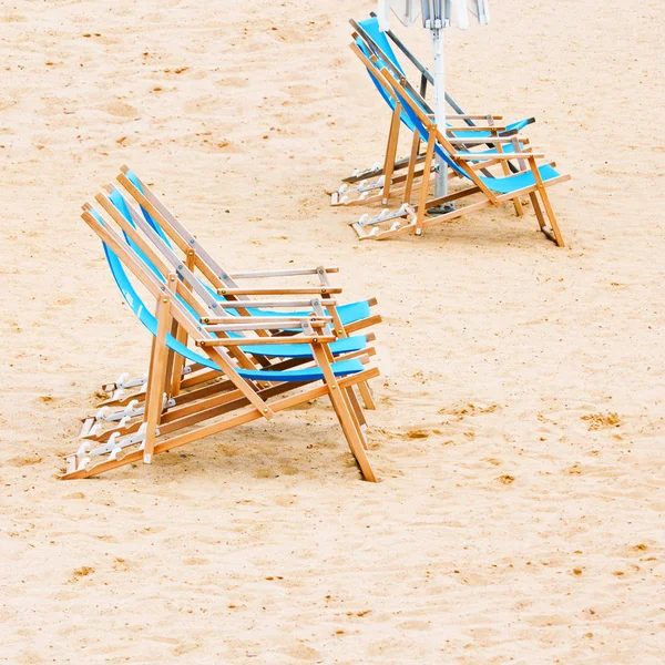 Krzesła plażowe na tle plaży — Zdjęcie stockowe