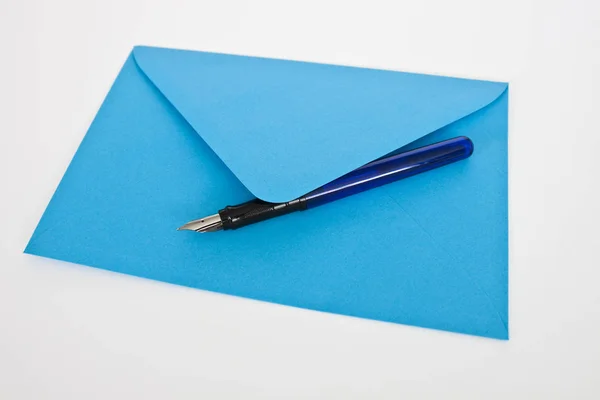 Синій конверт з копіювальним простором на білому — стокове фото