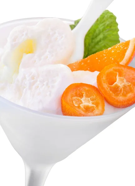 Gefrorener Joghurt und Früchte aus nächster Nähe — Stockfoto