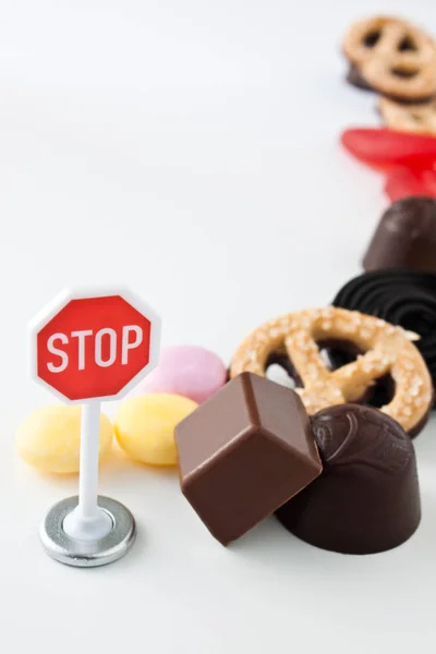 Beyaz arkaplanda şekerleme ve dur işareti