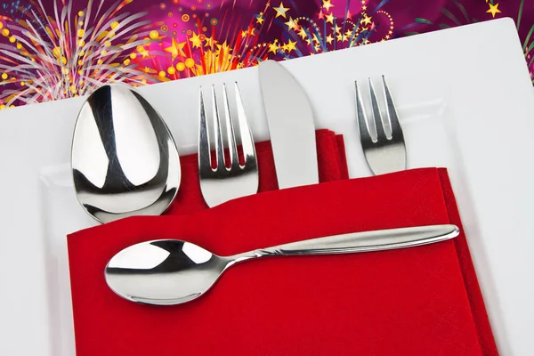 Cubertería y plato de Año Nuevo con fuegos artificiales — Foto de Stock