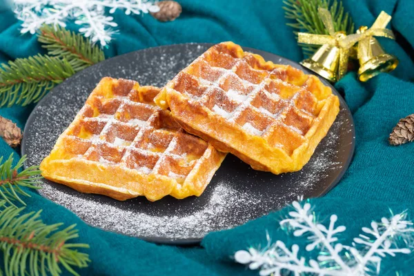 Belgische Waffeln Auf Einem Schwarzen Teller Mit Puderzucker Bestreut Weihnachts — Stockfoto