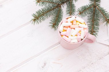 Pembe bardakta kremalı sıcak çikolata.