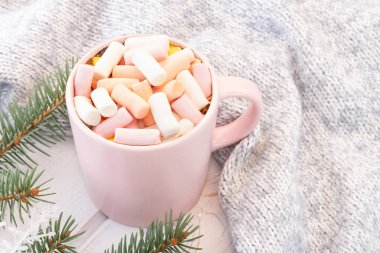 Pembe bardakta kremalı sıcak kahve.