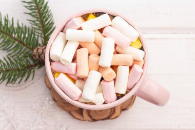 Bir fincan sıcak çikolata (kahve, kakao) ve lokum.