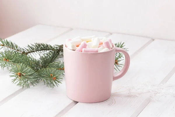 Chocolate caliente (café, cacao) con malvaviscos en una taza rosa — Foto de Stock
