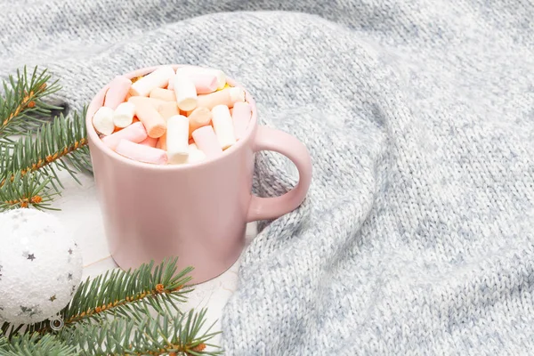 Café caliente con malvaviscos en una taza rosa — Foto de Stock