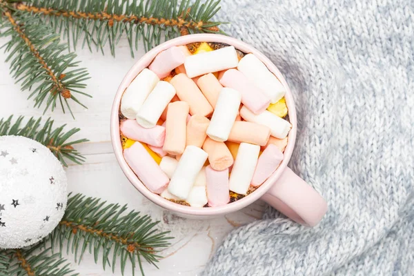 Chocolate caliente con malvaviscos en una taza rosa sobre una mesa blanca — Foto de Stock