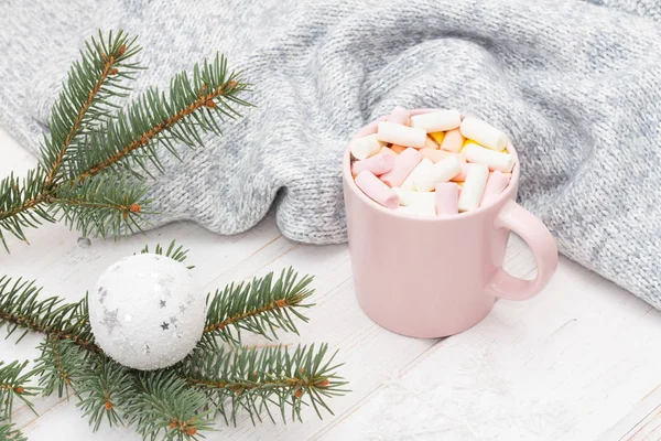 Una taza de café caliente con malvaviscos cerca de tela de lana gris — Foto de Stock