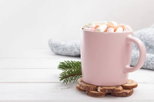 Chocolate caliente (cacao) con malvaviscos en una taza rosa — Foto de Stock