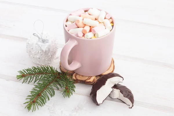 Chocolate caliente con malvaviscos en una taza rosa sobre una madera blanca — Foto de Stock