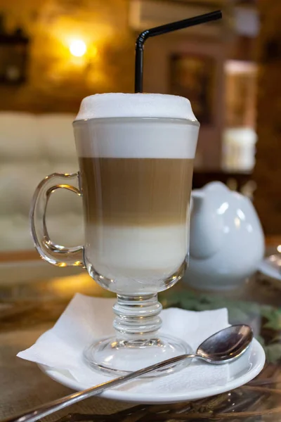 Una Tazza Caffè Latte Macchiato Con Una Cannuccia Piedi Sul — Foto Stock