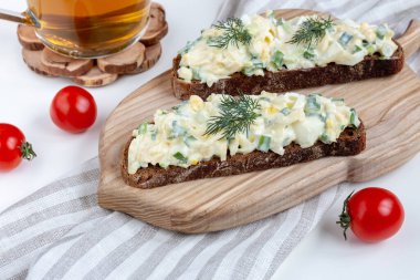 Yumurta soslu sandviç. Kahvaltı için doyurucu ve lezzetli bir yemek..