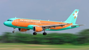 Boryspil, Kyiv bölgesi / Ukrayna May.26.2019: Son yaklaşıma uçak. Operatör: Windrose Air Ur-Wrw, Airbus - A320 Havalimanı: Kyiv Borispol (Kbp / Ukbb)
