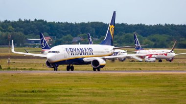 Swidnik, Lublin Havaalanı (Luz) / Polonya - 2019.08.07: Uçak Ei-Fta Ryanair Boeing 737-8as (Wl). Ryanair uçağının arkasında en fazla üç tane Boeing 737 var..