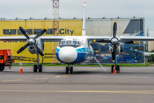 Kyiv Ukkk International Airport Ukraine 2018 Aircraft Antonov 24Rv Motor — 스톡 사진