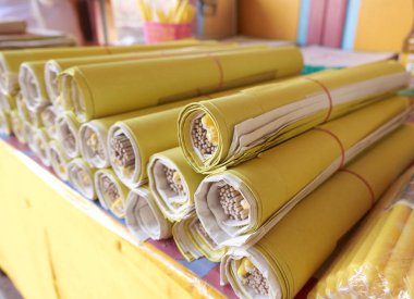 Mumlar, tütsü ve altının birleşimi.