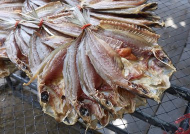 Kurutulmuş balık, markette çiğ yiyecek.