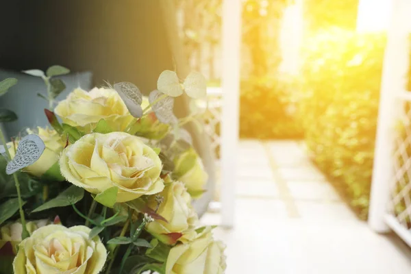 Красивые розы на столе с ярким фоном . — стоковое фото